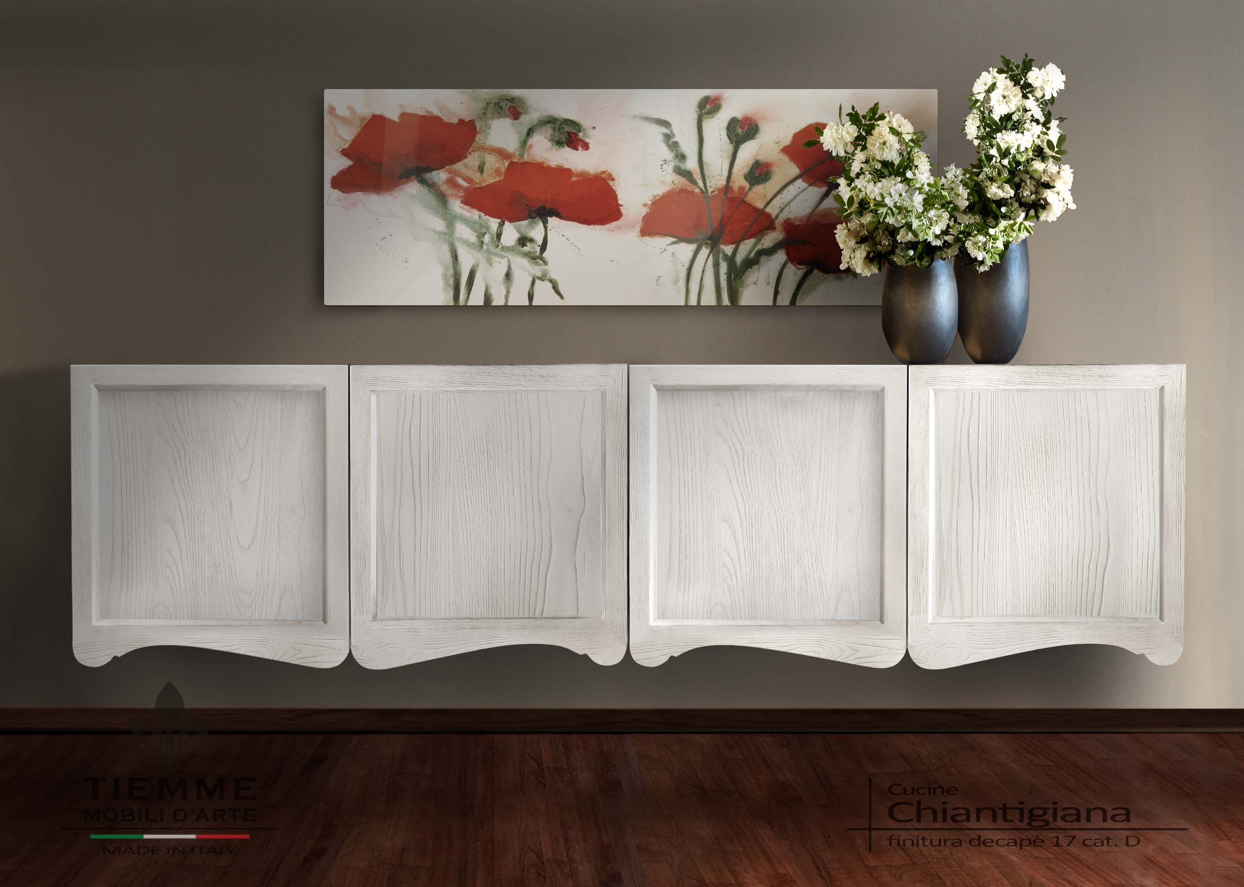 Mobile soggiorno con ante sagomate, Chiantigiana. Mobile da soggiorno o zona pranzo, a parete sospeso con 4 ante in frassino laccato decapè.
