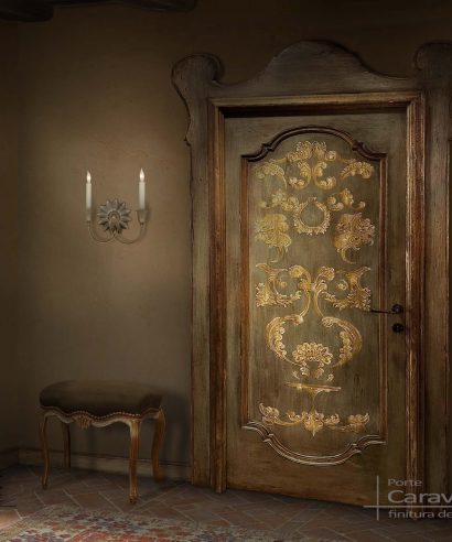 Porta artistica da interno con decorazione fatta a mano con tecniche di restauro.