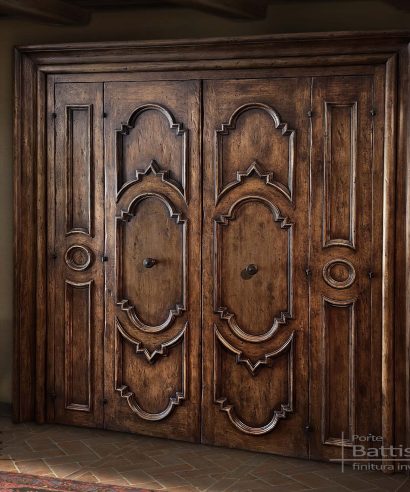 Portone per grande apertura da interno, con telaio scorniciato a posizionato madonna aderente alla parete, con quattro ante in legno massello di rara bellezza.