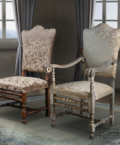 Sedia e Poltrona con braccioli con seduta e schienale imbottiti, braccioli intagliati a mano e finiture vintage consumate.