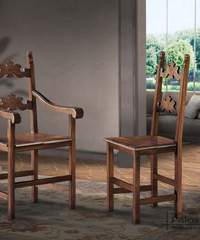 Sedia e poltrona in legno con braccioli, con sedile in legno e schienale sagomato a mano.