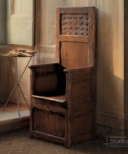 Poltrona in legno storica, riproduzione antica di questa seduta da chiesa in legno massello molto invecchiato.