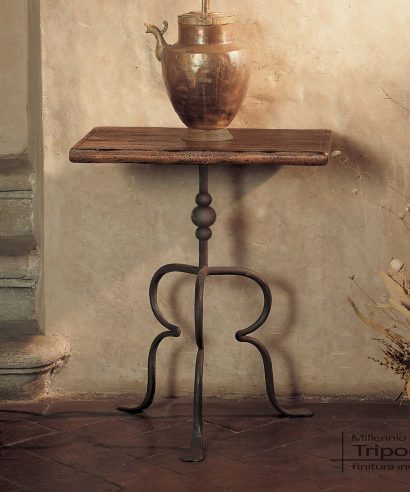 Tavolino di servizio per ingresso oppure lato divano e comodino, costruito con piano in legno massello e basamento in ferro forgiato a mano.
