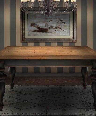Bellissimo tavolo con 4 gambe tornite di grandi dimensioni, con basamento in finitura nero consumato e piano in abete naturale vintage.