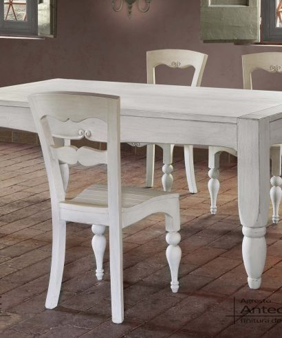 Tavolo da pranzo in legno di frassino massello spazzolato e laccato decapè.