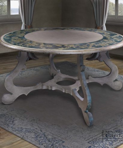 Tavolo da pranzo rotondo di epoca "1400" con gambe a lira, finitura decorazione artistica fatta a mano.