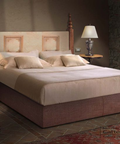 Testata letto in legno da parete con colonne laterali e pinnacoli torniti, con cornici e bozza decorata.