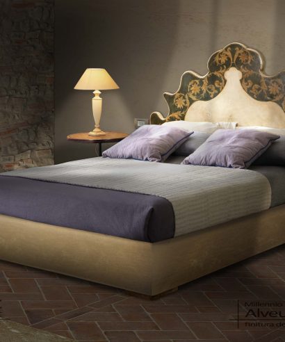 Testata da applicare a parete costruita n legno e sagomata, in questa versione con decorazione floreale, da completare con eventuale sommier imbottito o giro-letto in legno.