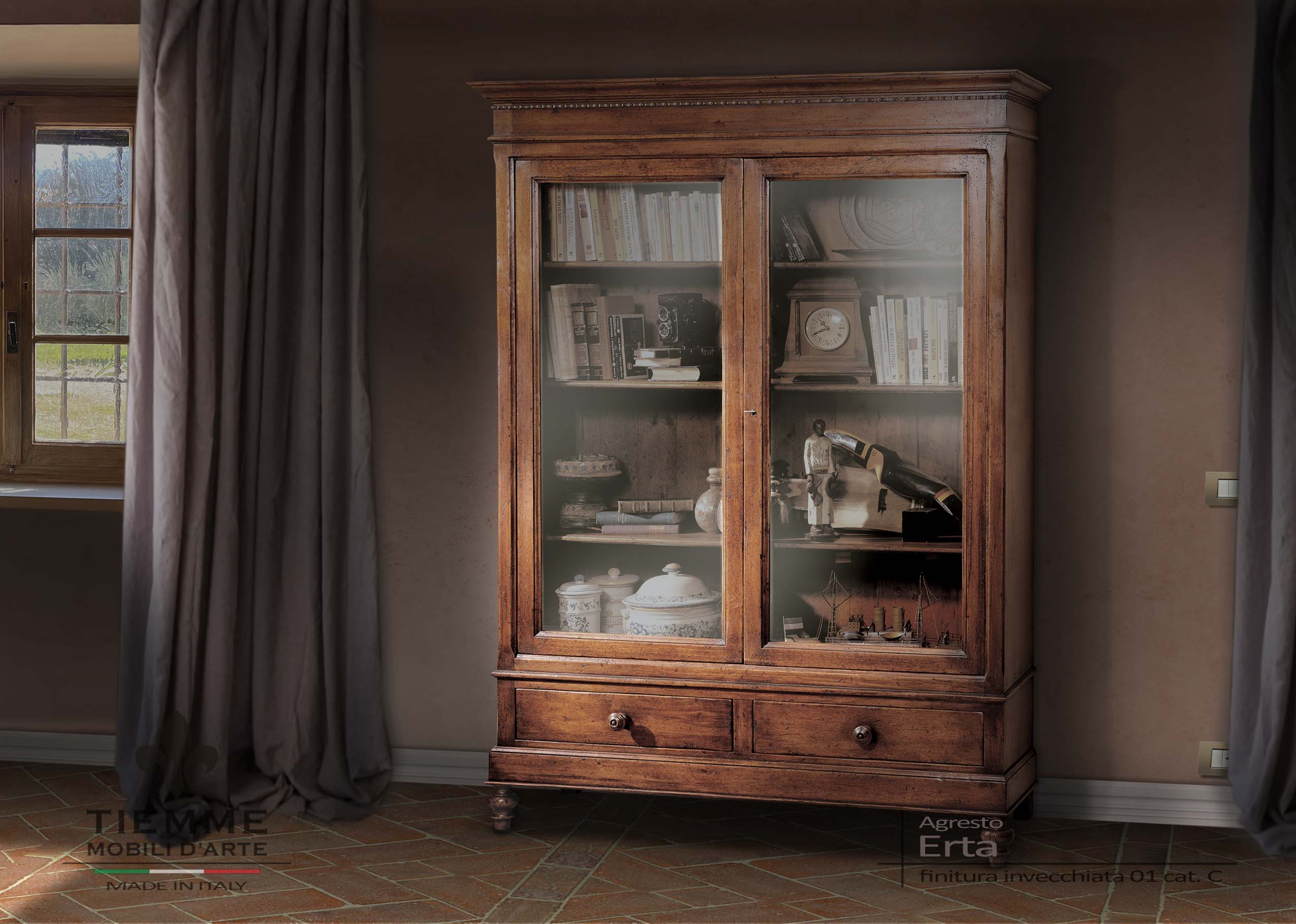 Vetrina con piedi a cipolla vintage, Erta Vetrina in stile "800" con piedi a cipolla torniti e due ante a vetro, sotto le ante ci sono due cassetti con pomello in legno.