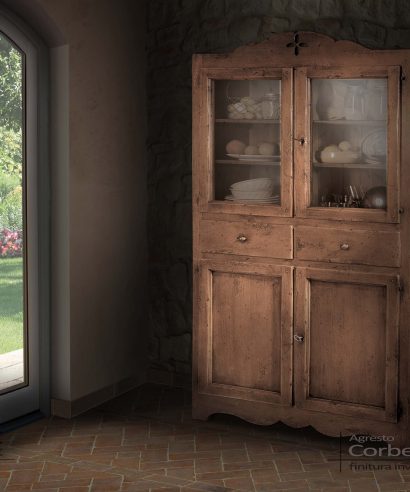 Mobile vetrina con quattro ante e due cassetti particolare creta superiore con disegno traforato.