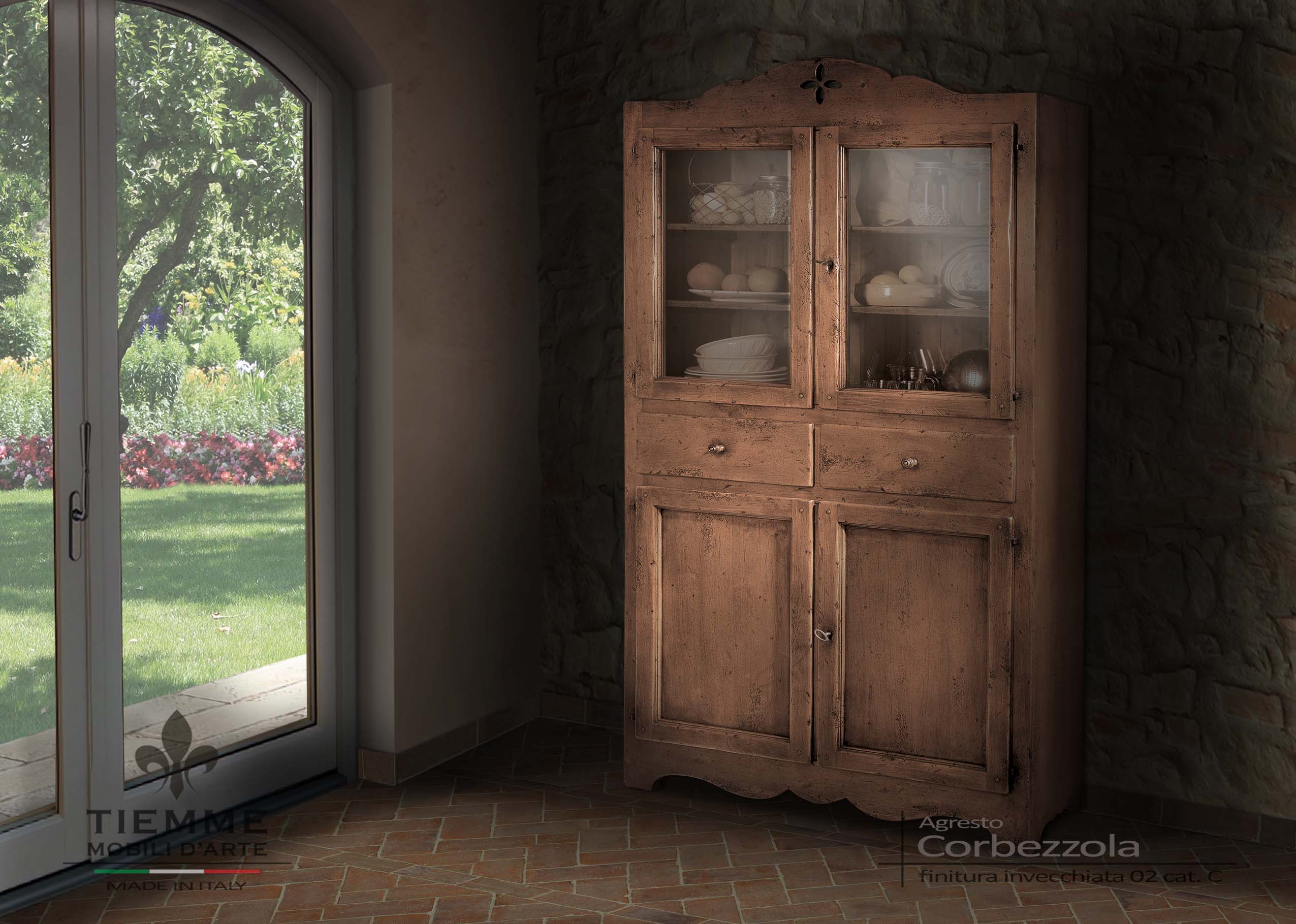 Vetrinetta con cassetti stile country, Corbezzola Mobile vetrina con quattro ante e due cassetti particolare creta superiore con disegno traforato.