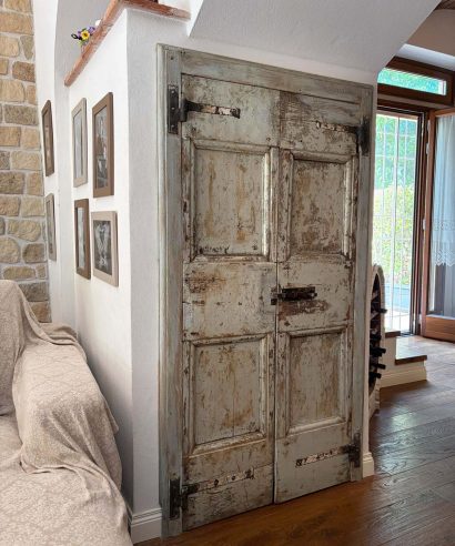 Porta antica, aggiustata sul telaio costruito nuovo per inserimento in casale di campagna.