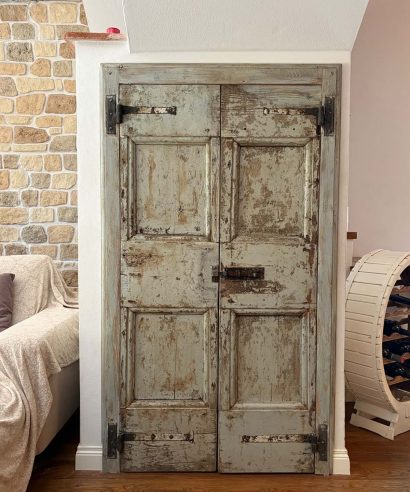 Una porta antica originale lasciata intatta nella sua bellezza.